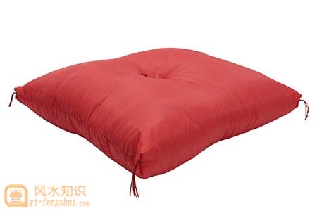 红色的椅垫